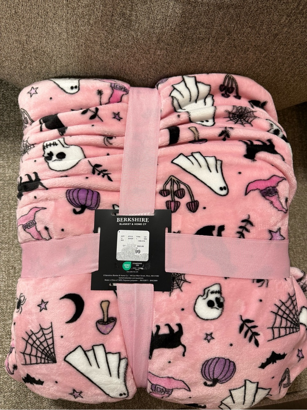 Berkshire Pink Halloween 'Boo' Full/Queen Blanket - Picture 5 of 5
